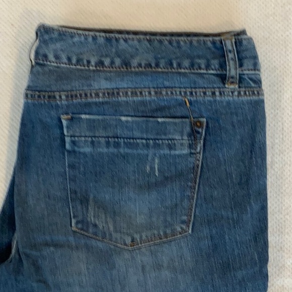 Mid rinse, boot cut jeans with light distressing - Picture 3 of 3